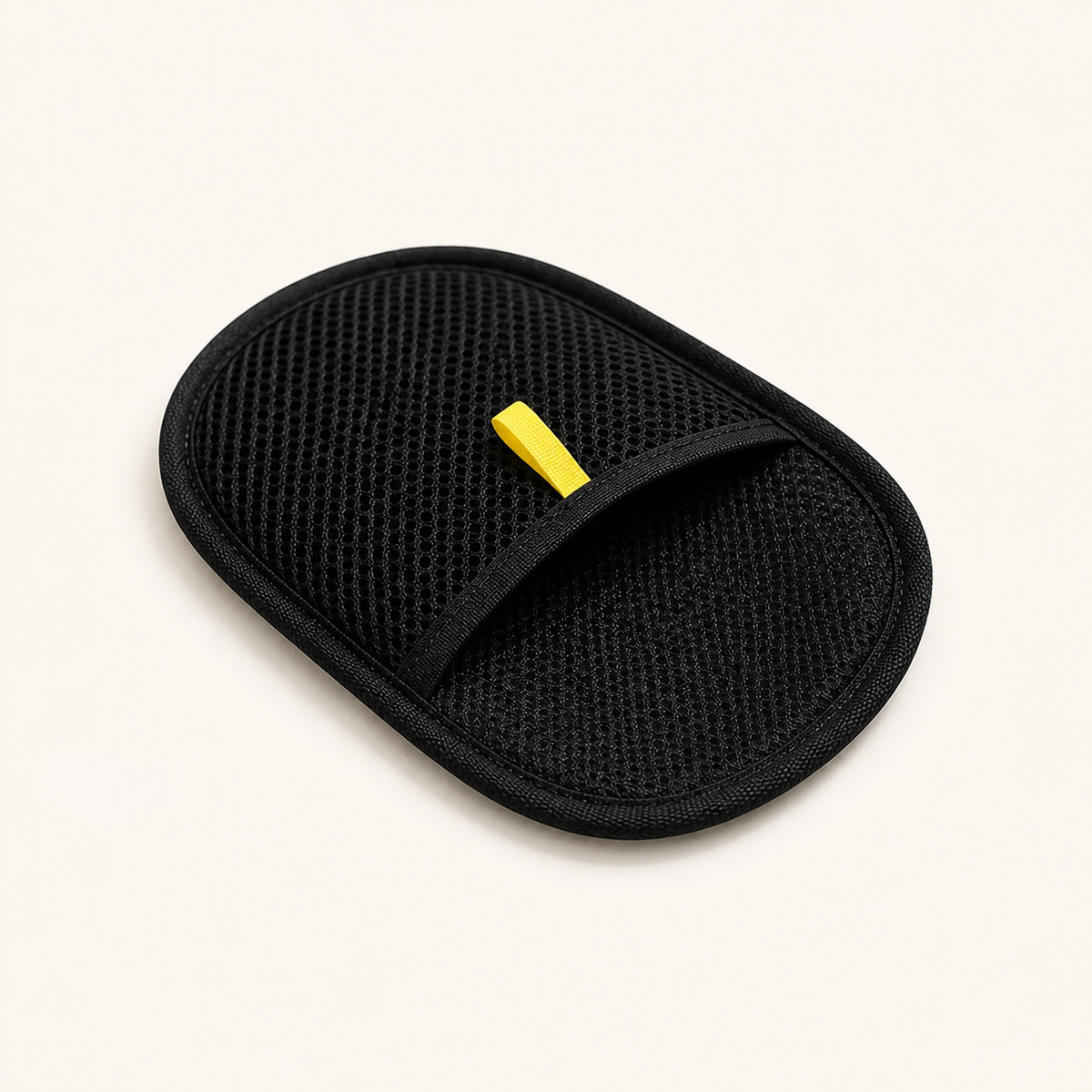 Gant anti-poils pour chien et chat – vue trois quarts sur fond blanc cassé