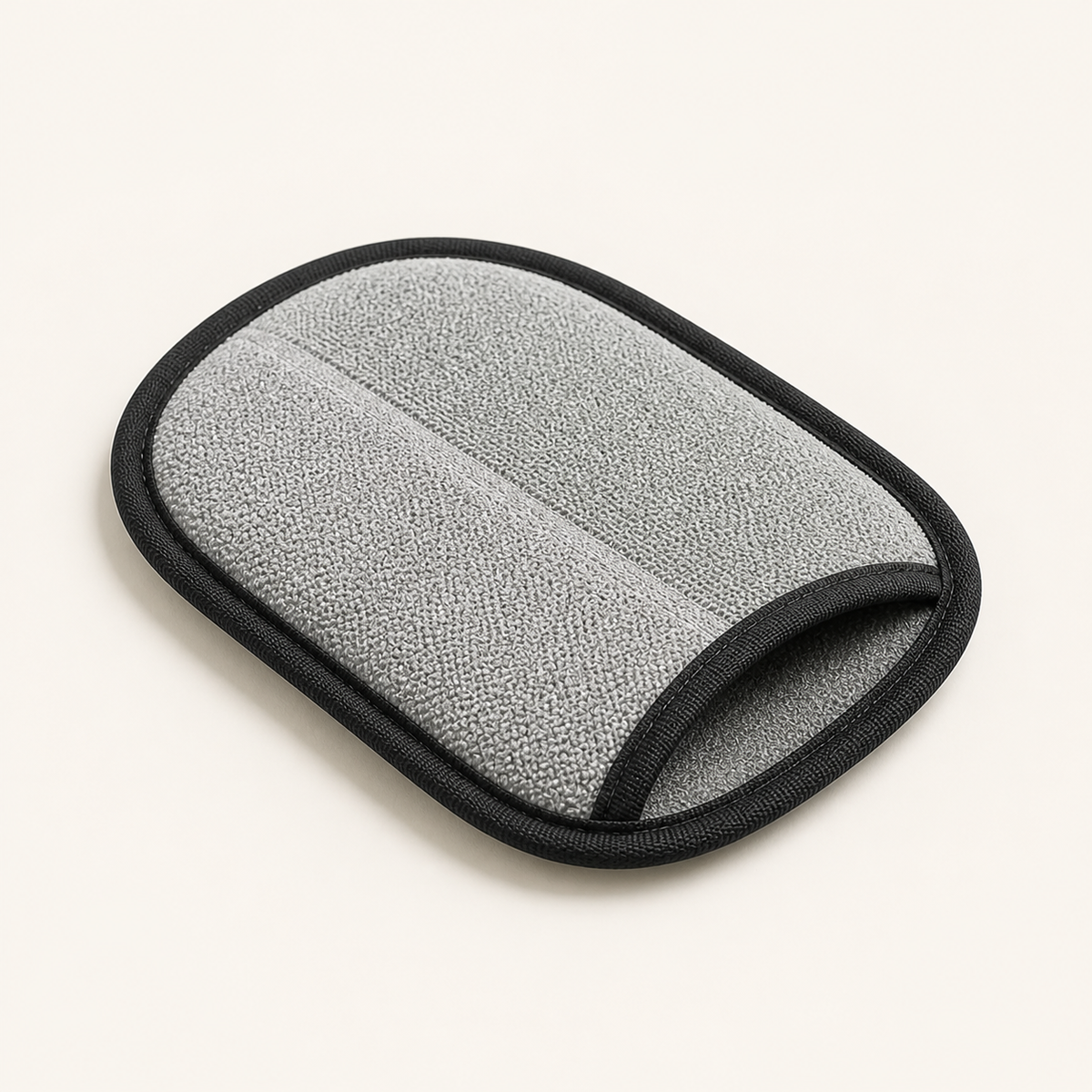 Gant anti-poils pour chien et chat – vue du revers sur fond blanc cassé