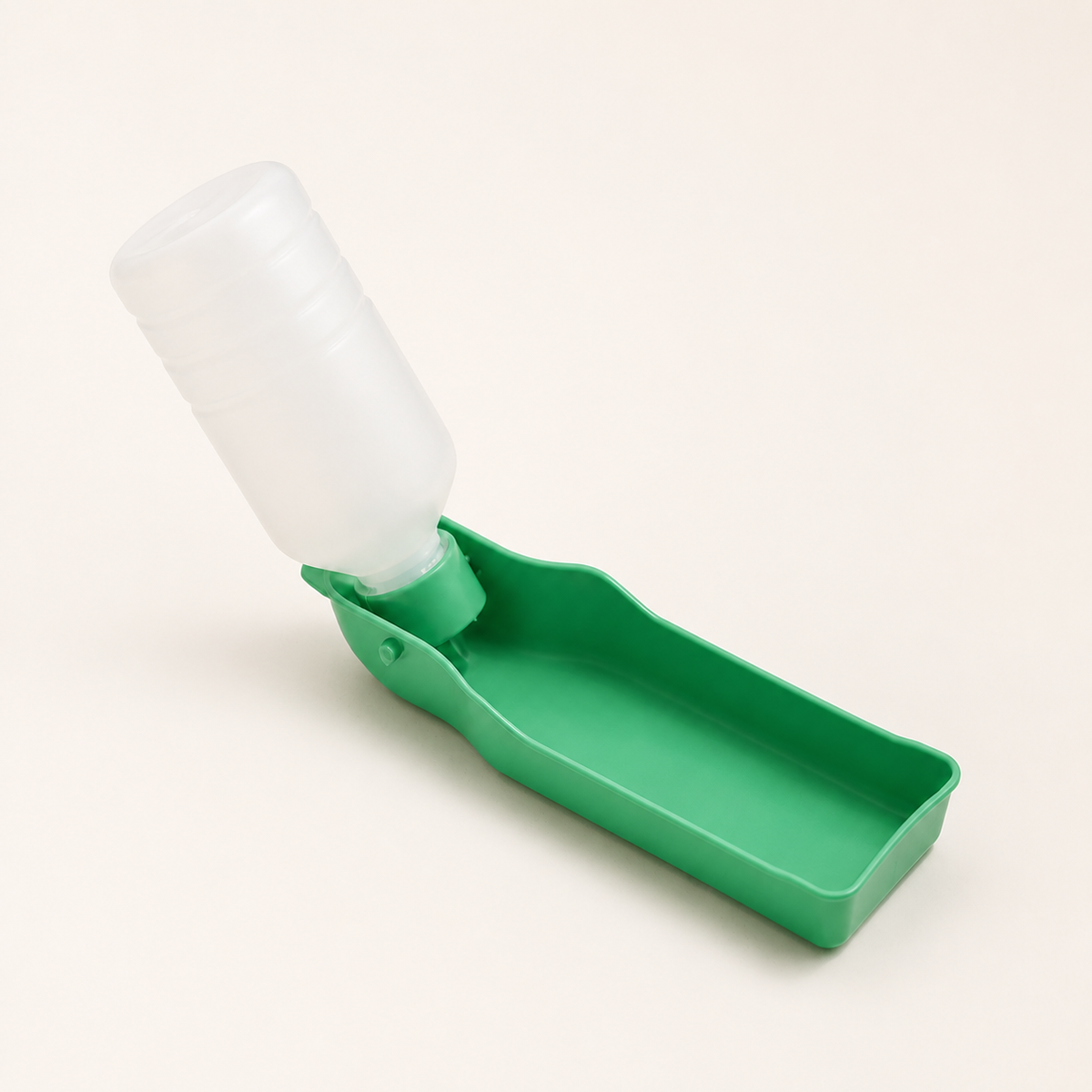 Gourde portable pour chien – vue trois quarts sur fond blanc cassé