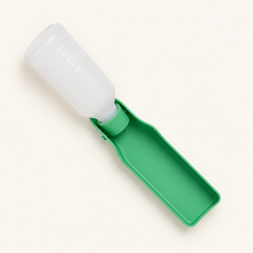Gourde portable pour chien – vue de dessus sur fond blanc cassé