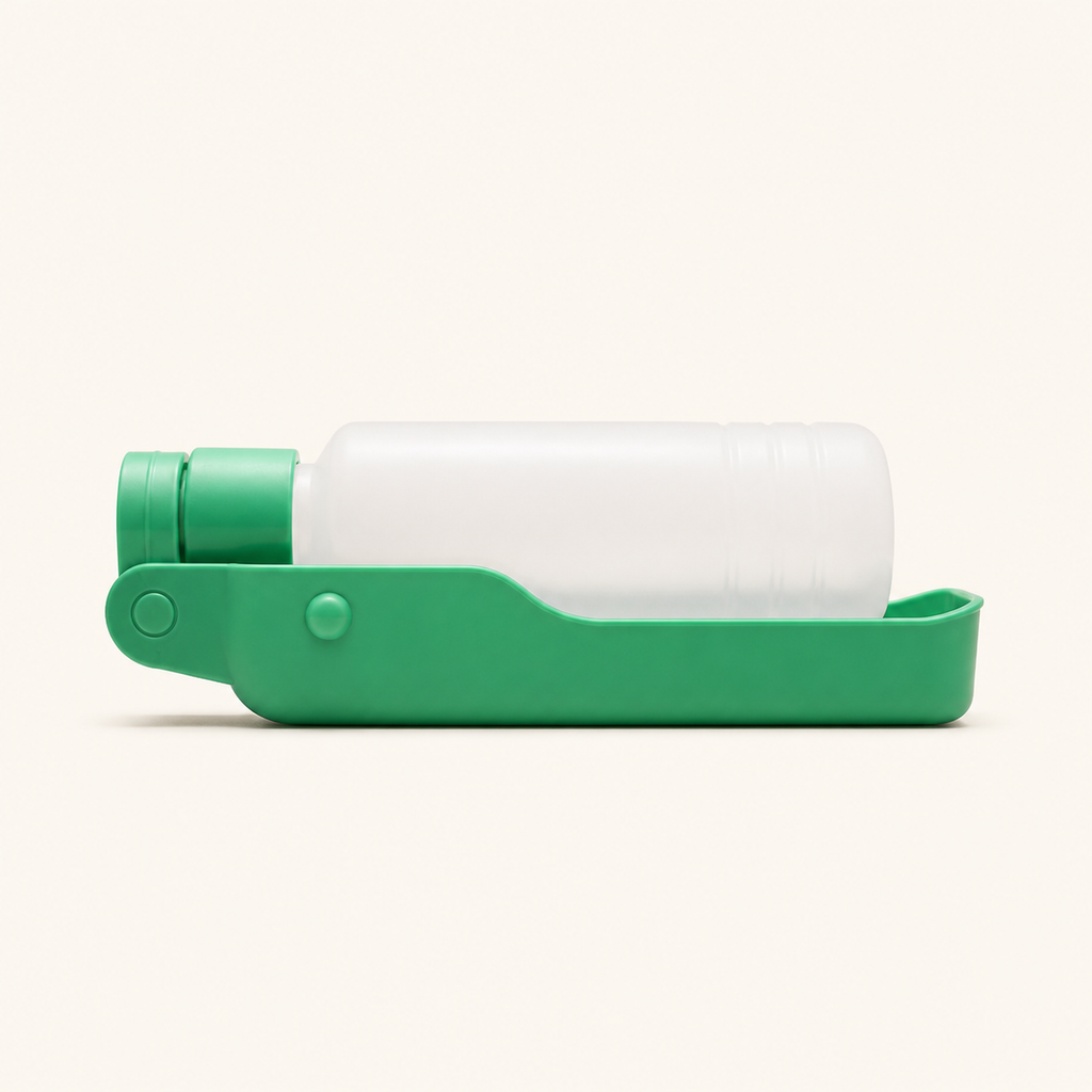 Gourde portable pour chien – vue latérale sur fond blanc cassé