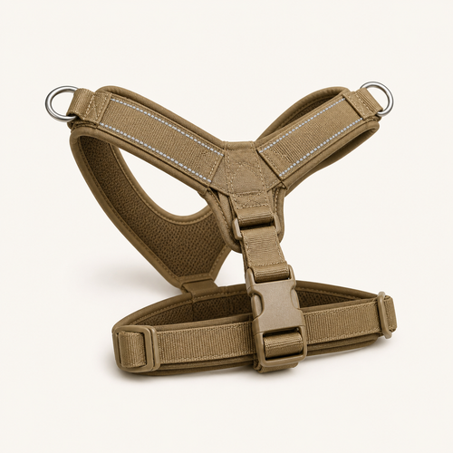 Harnais tactique anti-traction pour grand chien – vue trois quarts sur fond blanc cassé