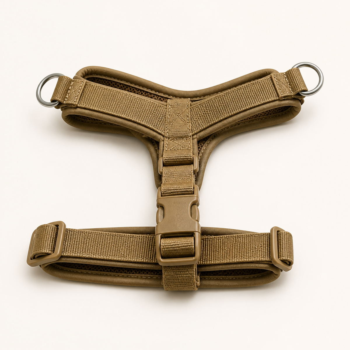 Harnais tactique anti-traction pour grand chien – vue intérieure sur fond blanc cassé