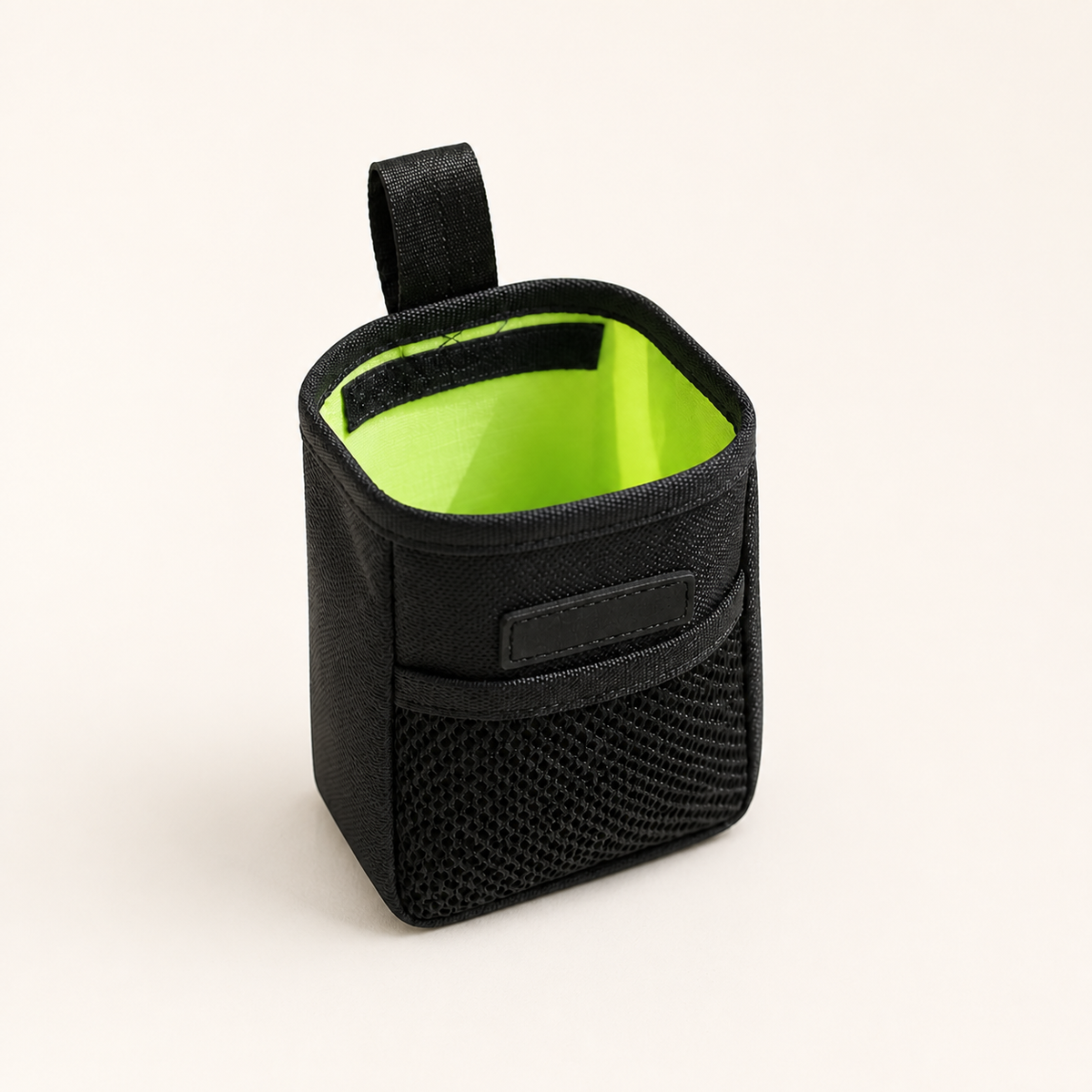 Sac à friandises pour chien – vue trois quarts sur fond blanc cassé