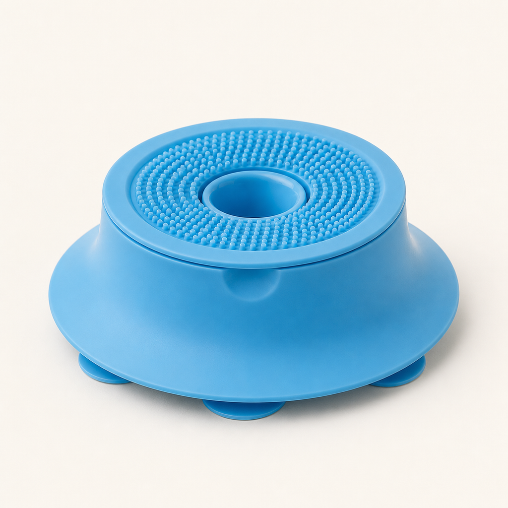 Tapis de léchage pour chien à ventouses – vue trois quarts sur fond blanc cassé