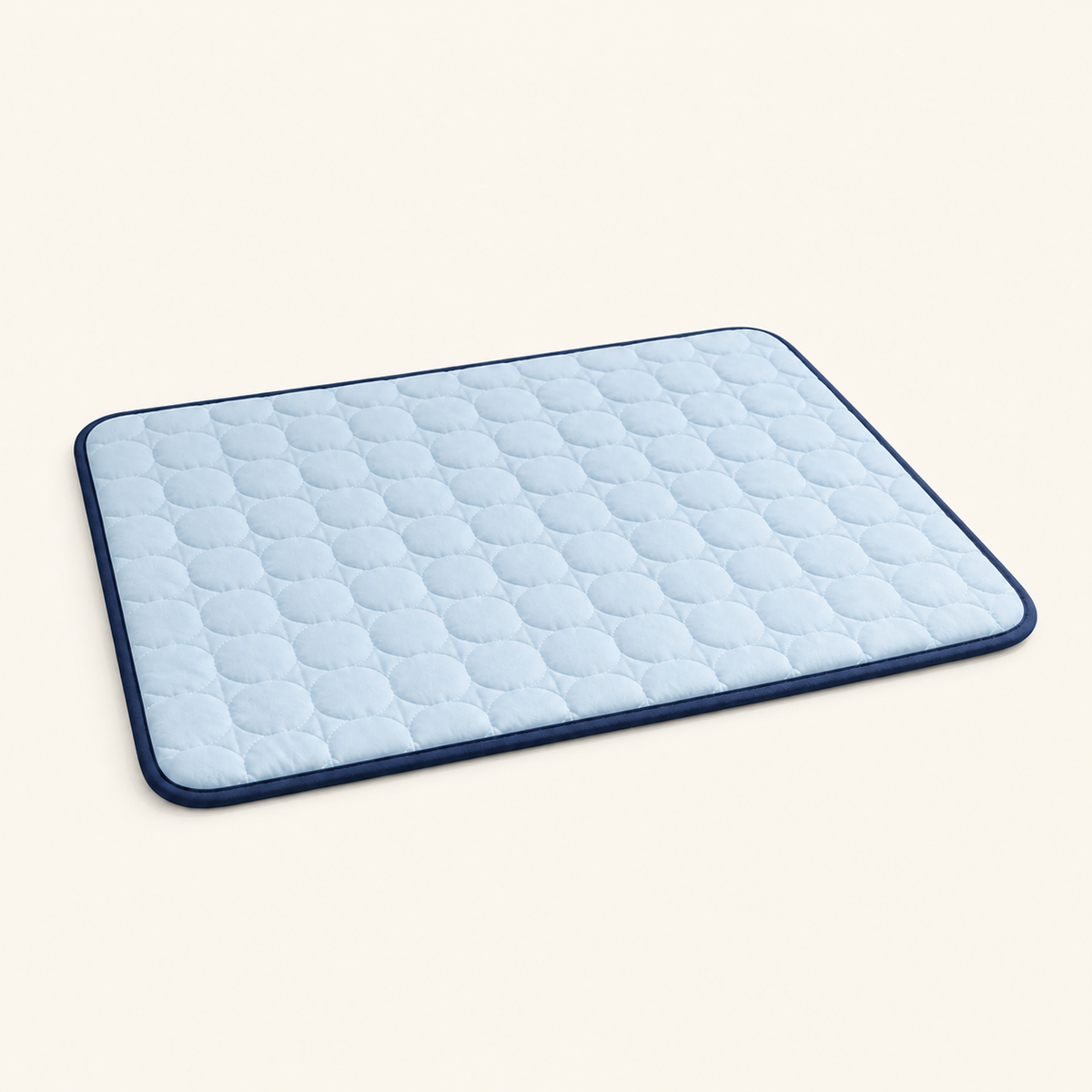 Tapis rafraîchissant pour chien – vue trois quarts sur fond blanc cassé