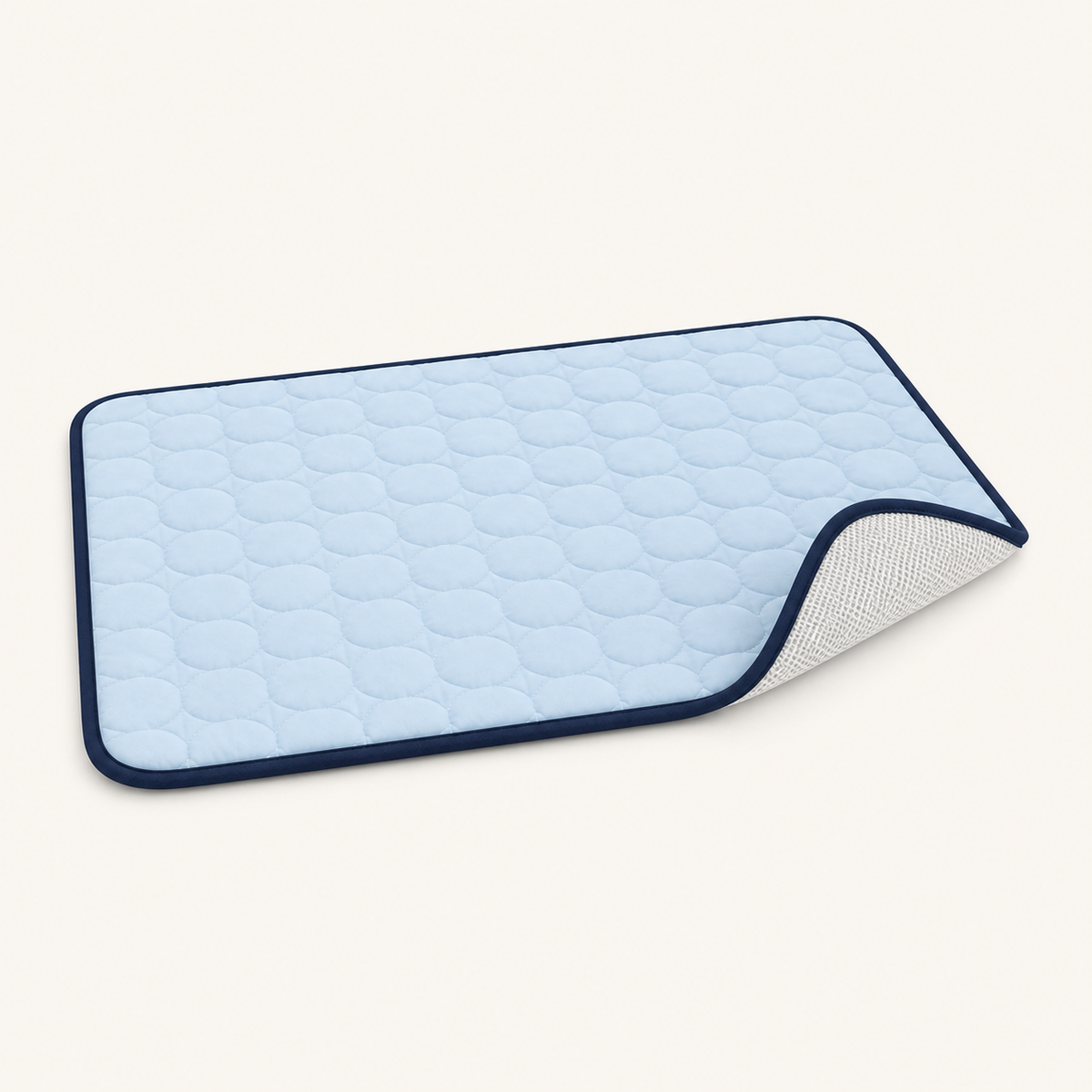 Tapis rafraîchissant pour chien – détail du dessous respirant sur fond blanc cassé