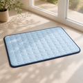 Tapis rafraîchissant bleu pour chien posé dans un intérieur lumineux